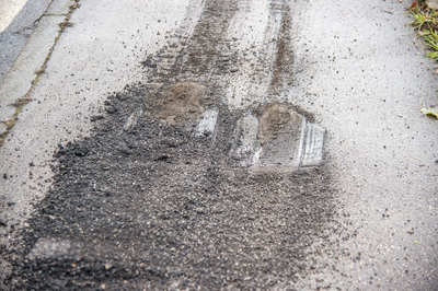 Esslingen: Tankzug faehrt sich fest - PKW-Navi leitet ihn durch gesperrte Strasse
